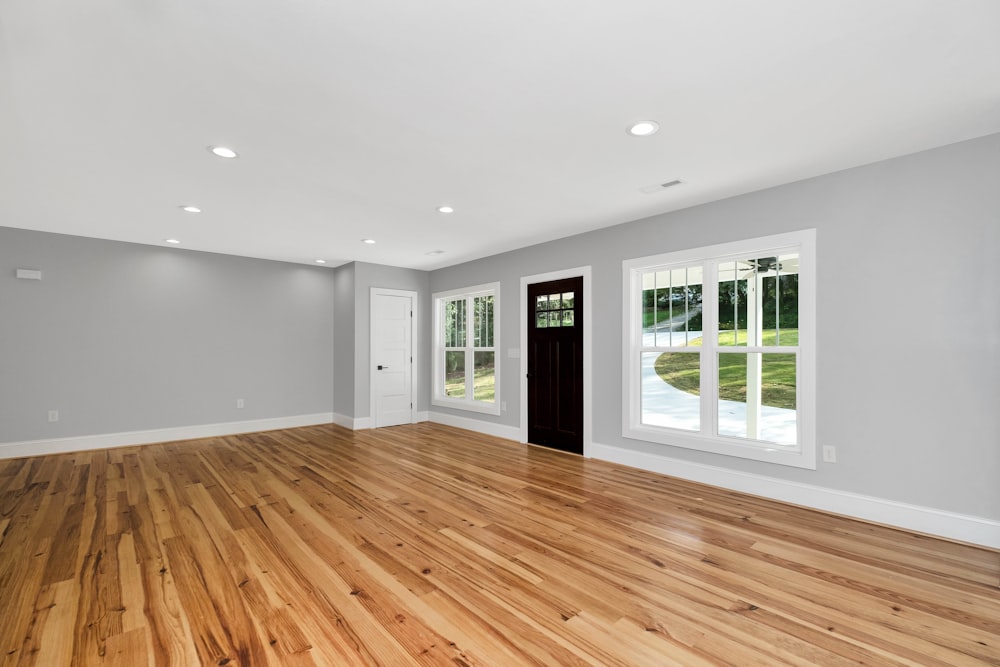 una camera con pavimento in legno e pavimento in legno