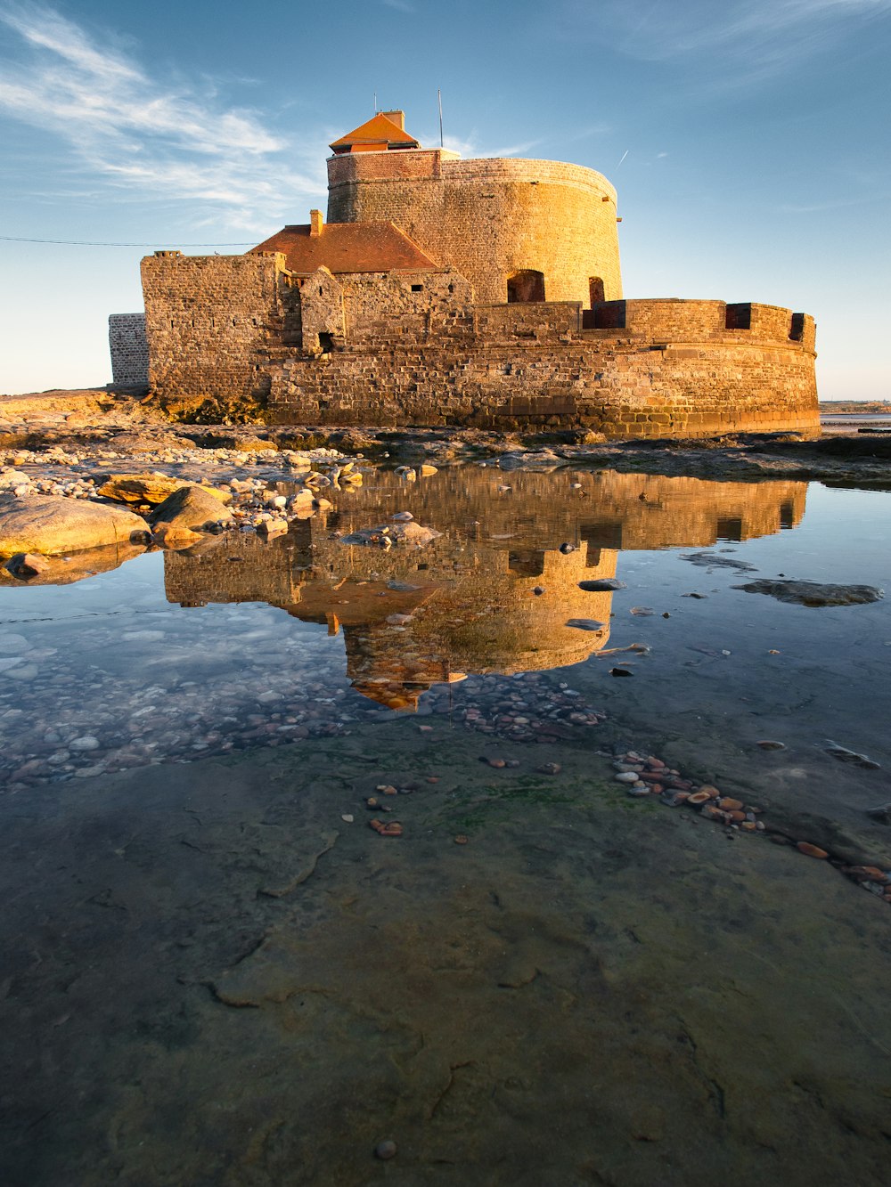 Un castello su una costa rocciosa