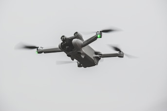 Drone DJI volant dans le ciel