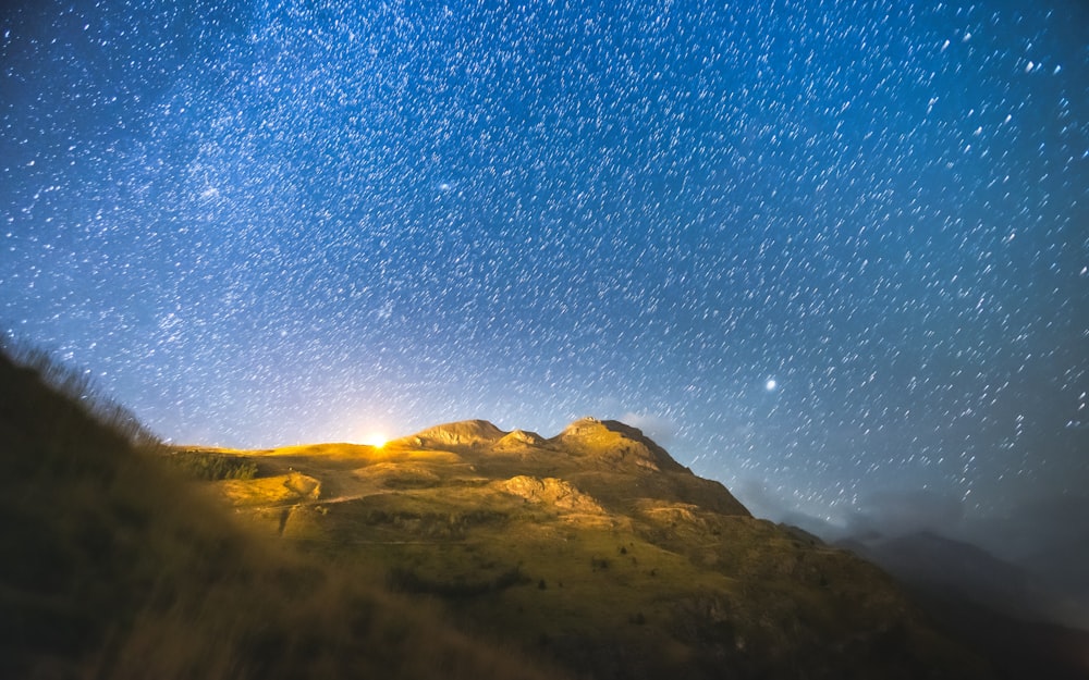 Una montagna con le stelle nel cielo