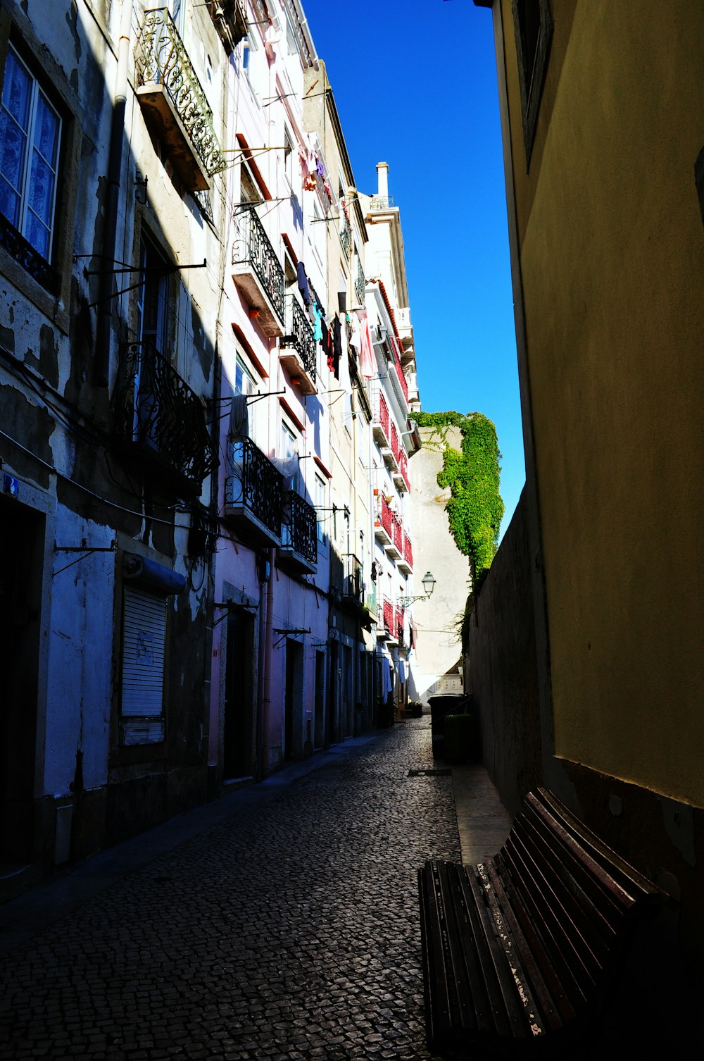 a narrow alley between buildings