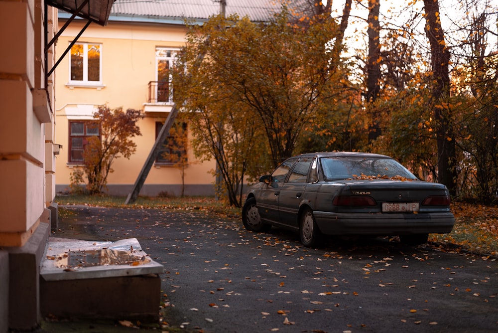 ein Auto, das vor einem Haus geparkt ist