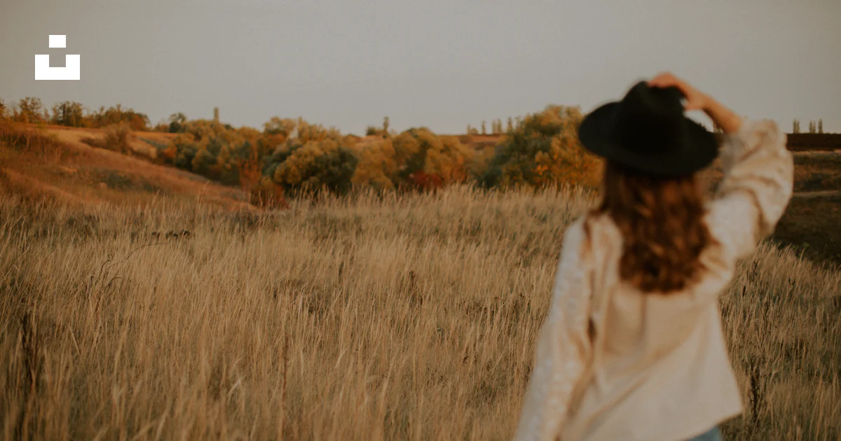 Person Ina Feild A person standing in a field photo – Free Apparel Image on Unsplash