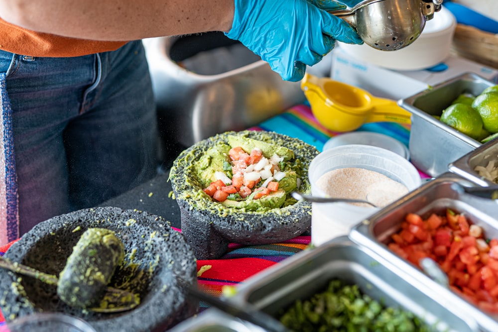 una persona está preparando comida