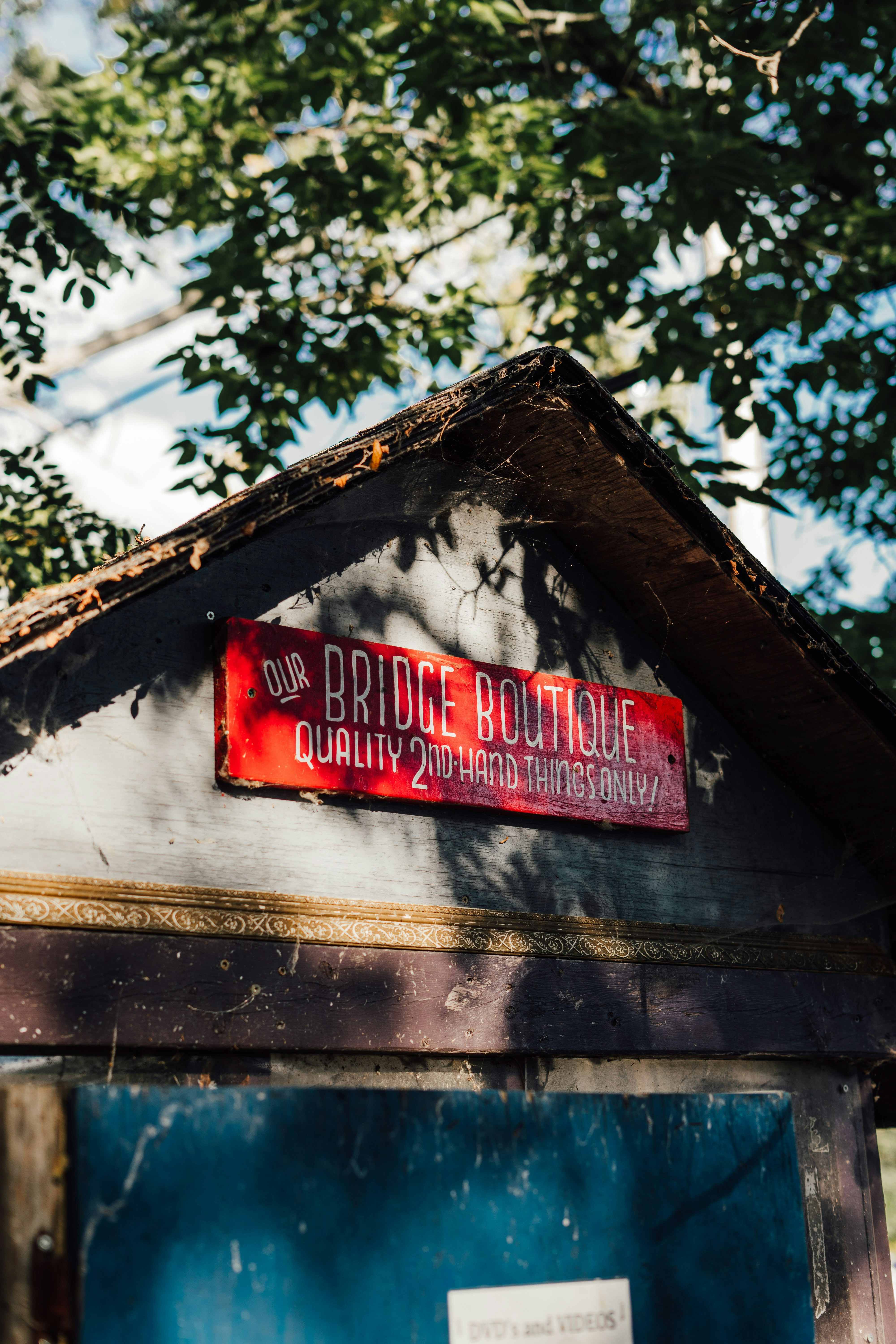 A sign on a building photo – Free Toronto Image on Unsplash