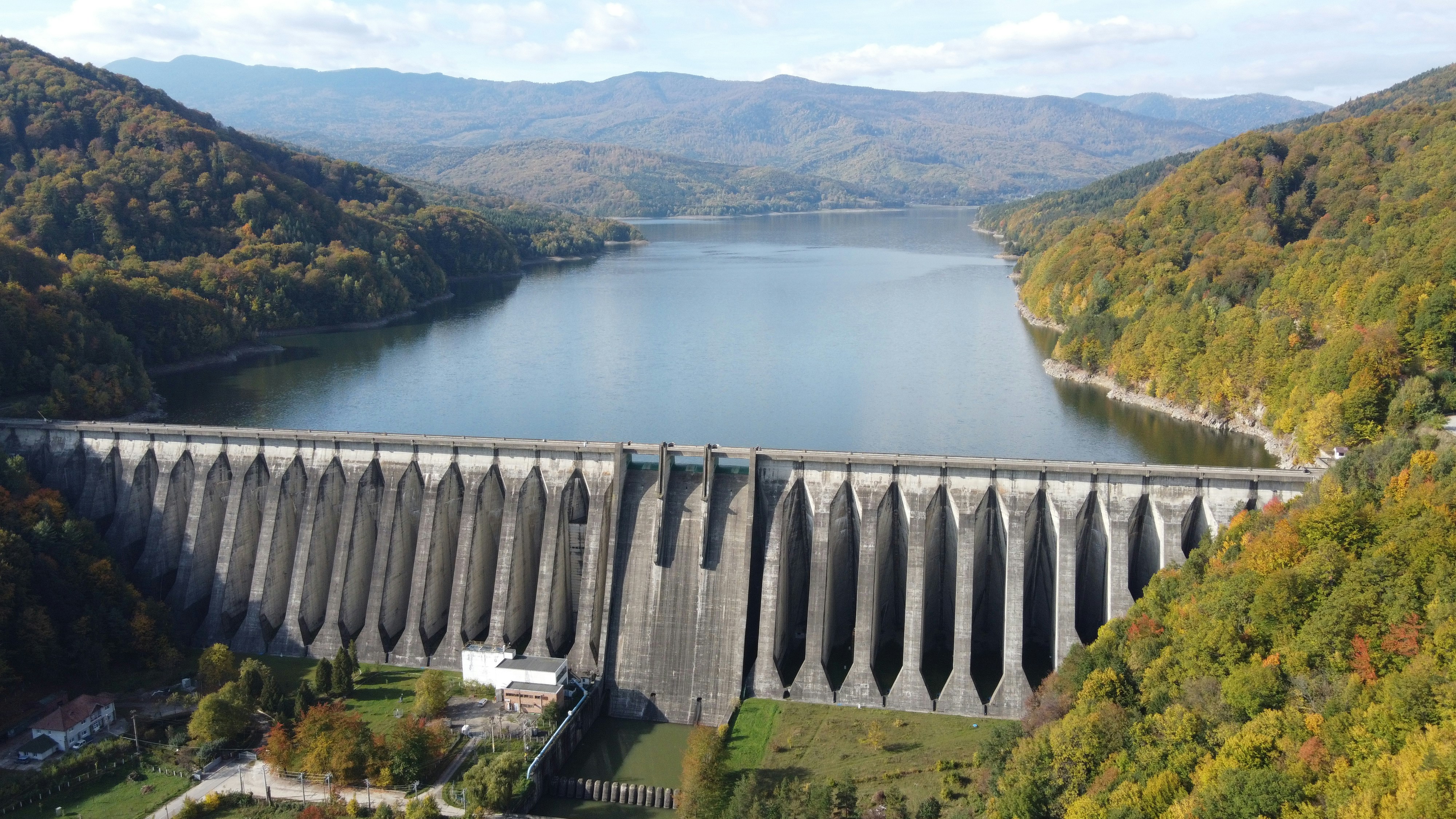 a dam with a river running through it