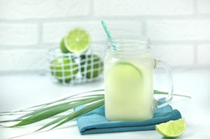 a glass of tea with lemons