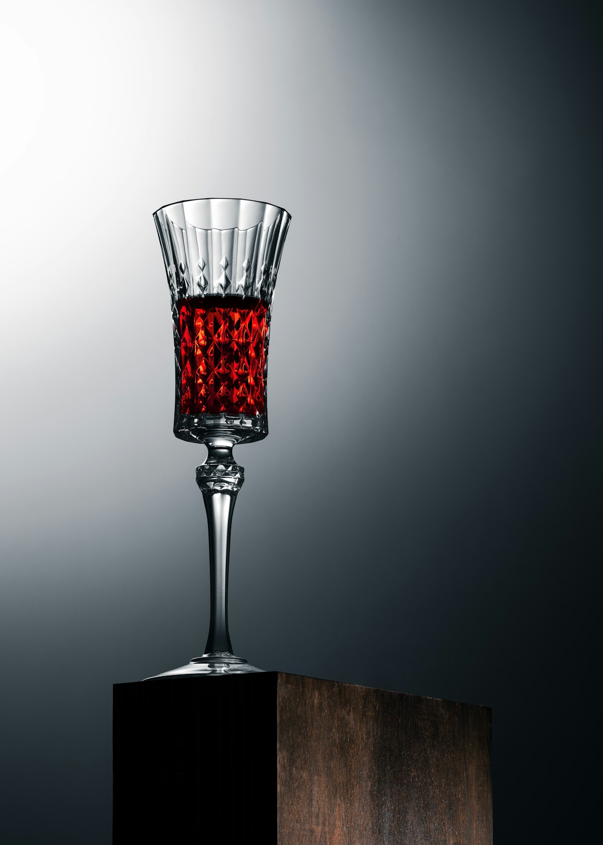 Verres de vin en cours de dégustation avec carnet et bouteilles