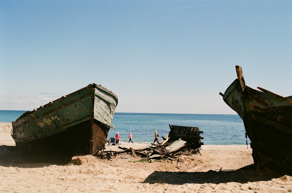 a boat sitting on top of a sandy beach