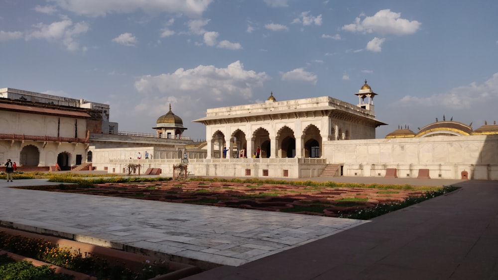 un gran patio con un edificio al fondo