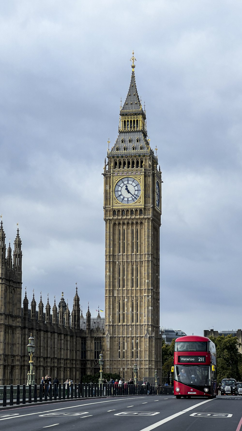 una grande torre dell'orologio si erge alta con il Big Ben sullo sfondo