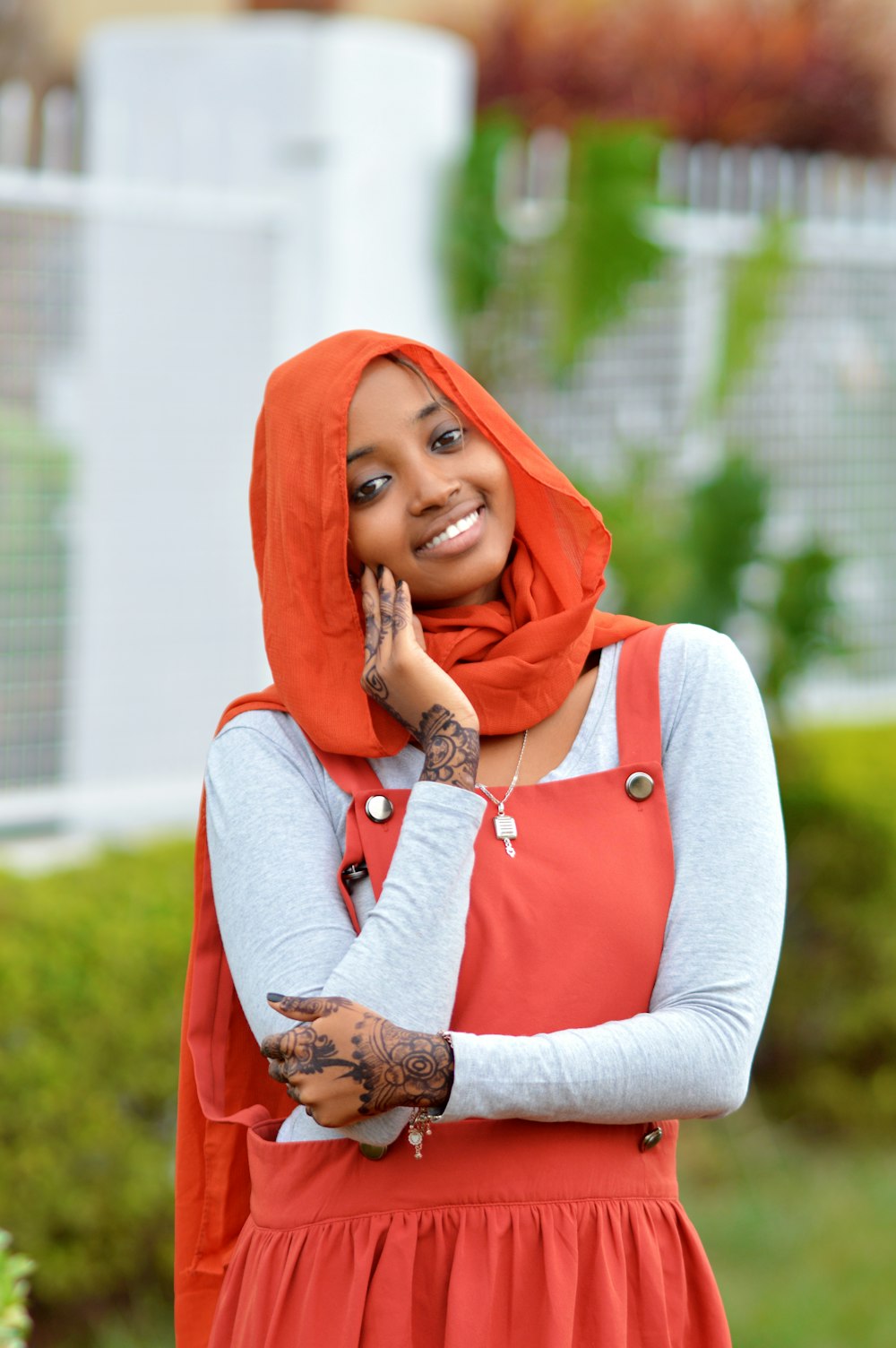 una persona con un vestido rojo