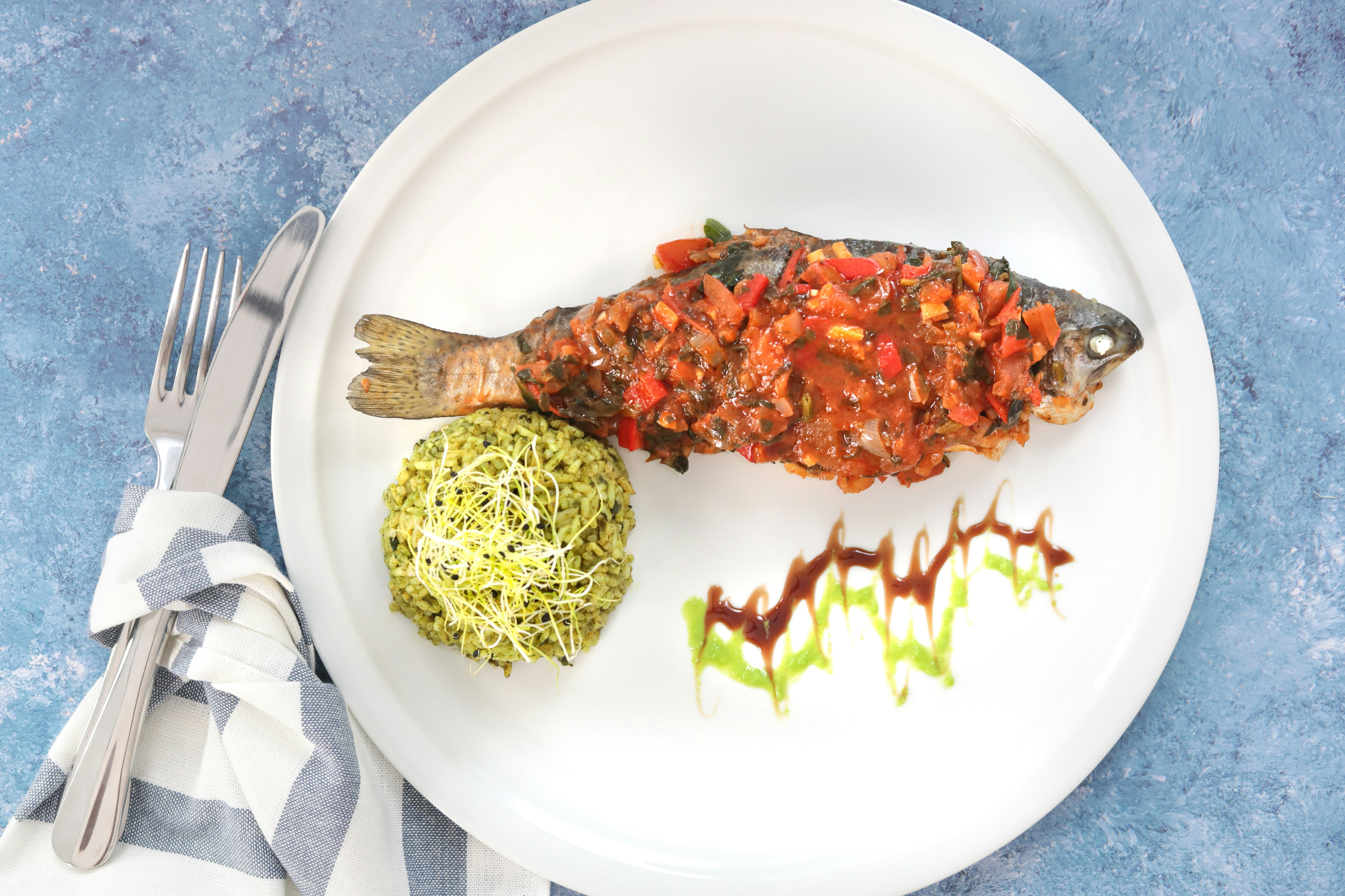 Lubina a la Plancha con Tomates Cherry Asados y Espinacas al Ajillo