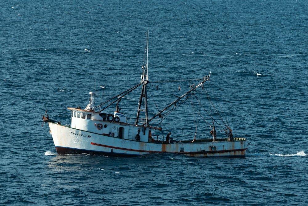 um barco navegando na água