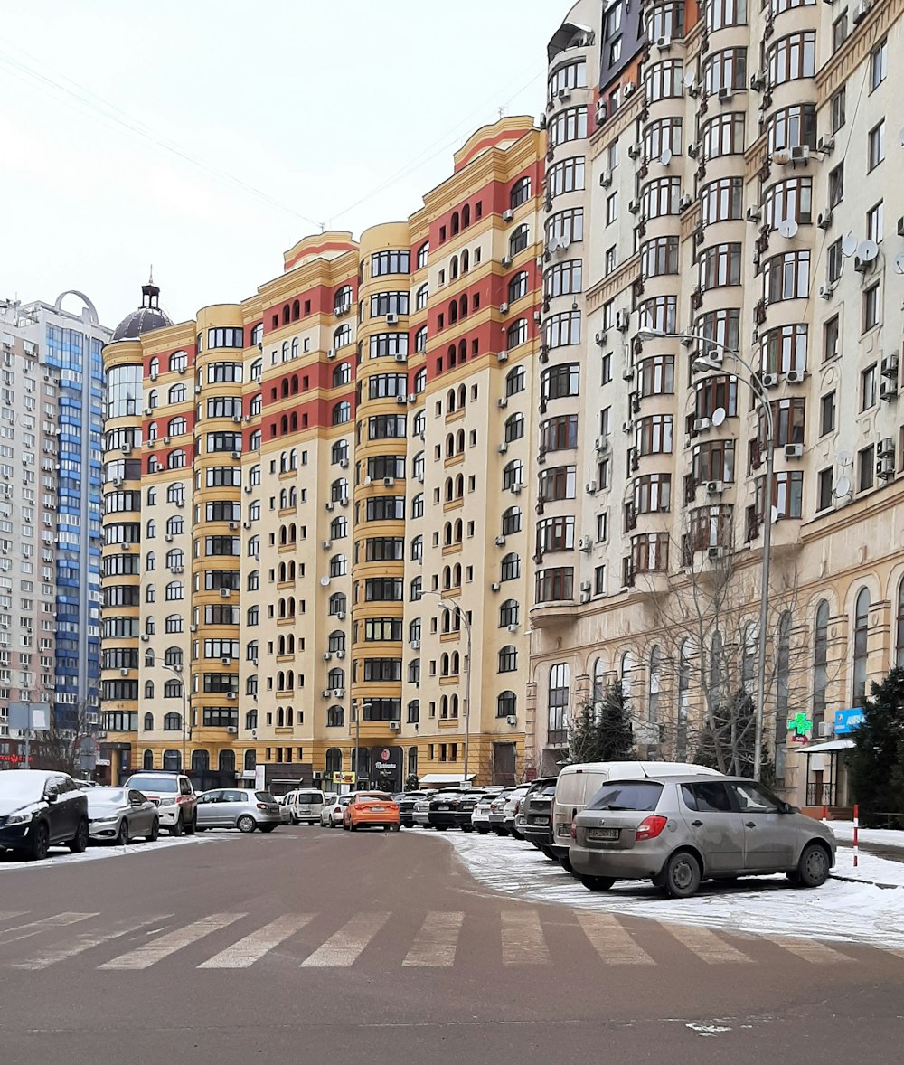 uma rua com carros e edifícios em ambos os lados dela