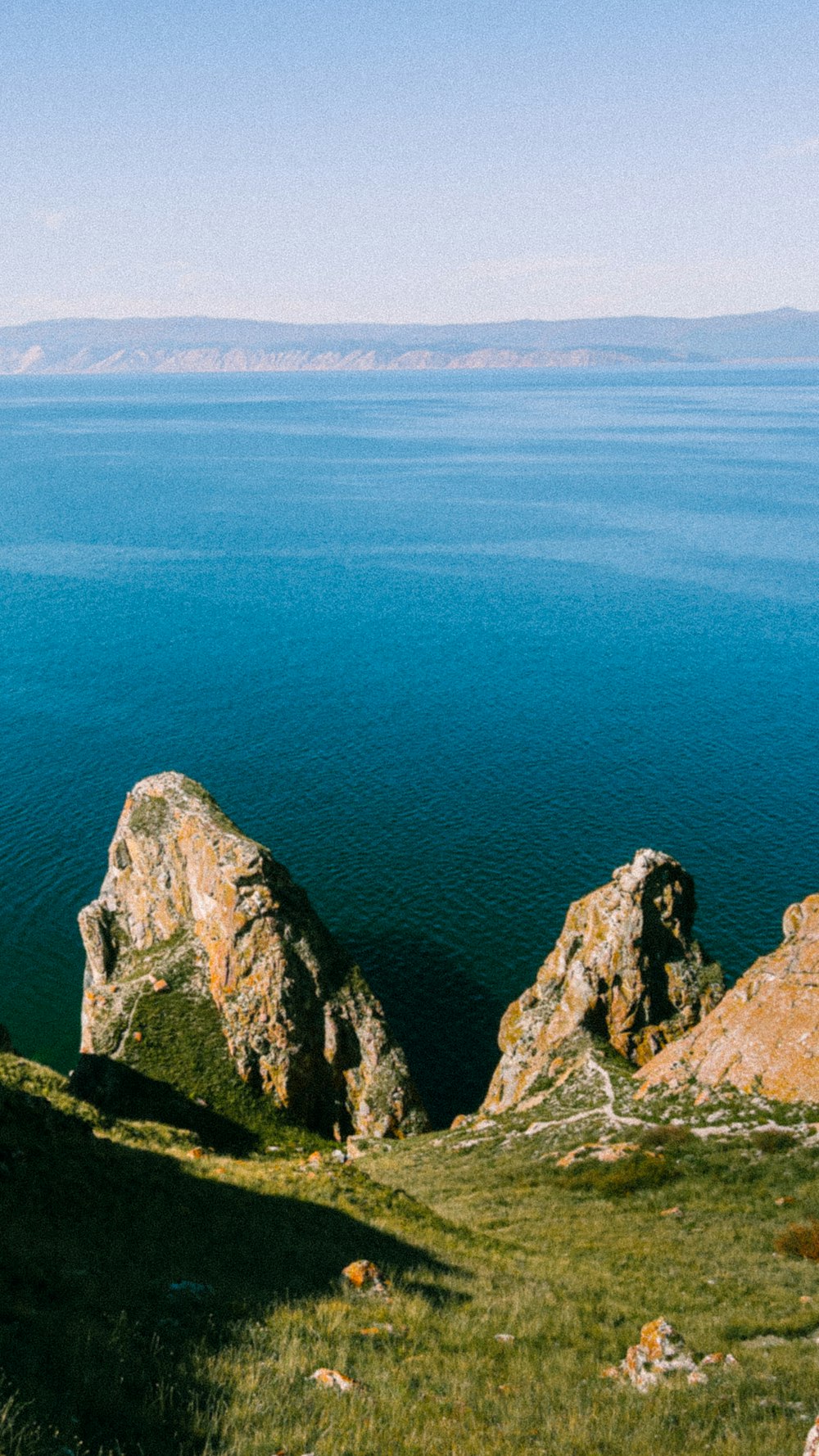 a cliff overlooking a body of water