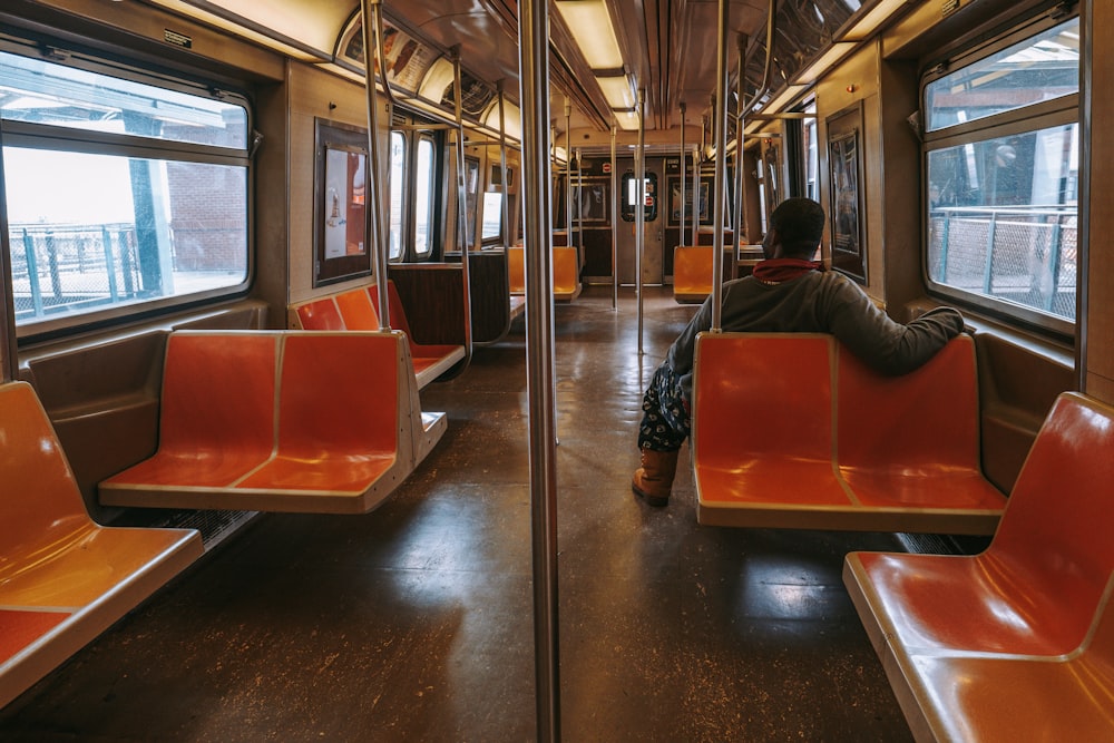 una persona seduta su un treno