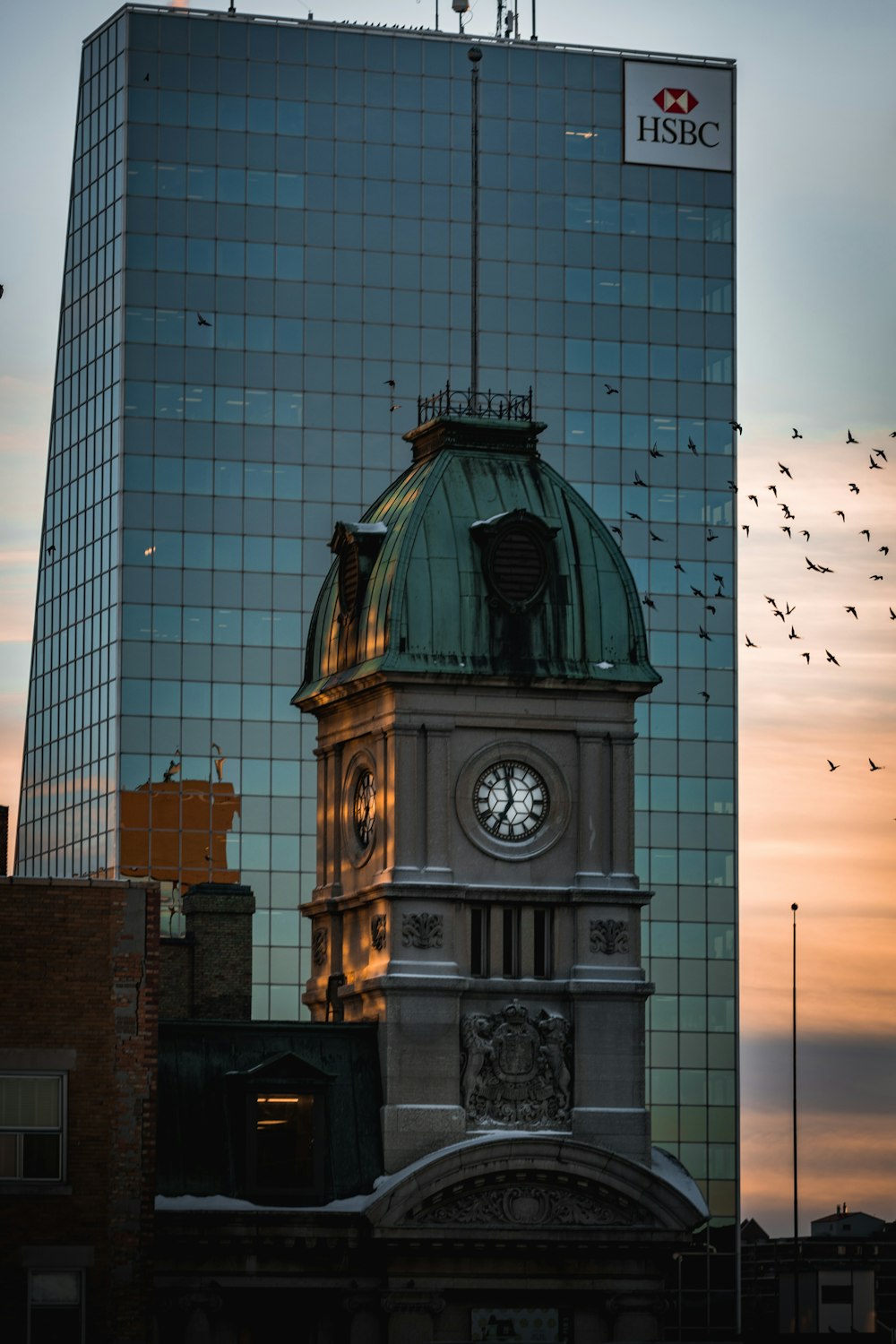 Una torre dell'orologio di fronte a un edificio