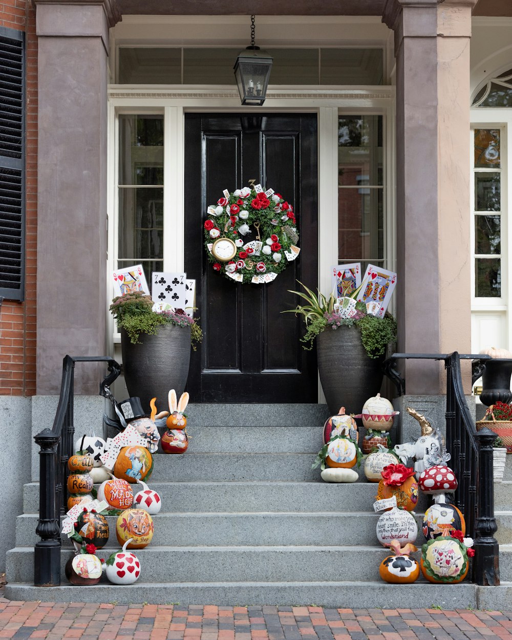 Una puerta con flores y decoraciones