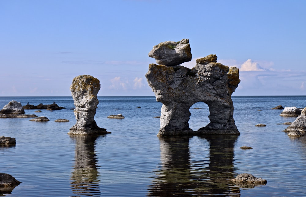 um grupo de grandes rochas na água
