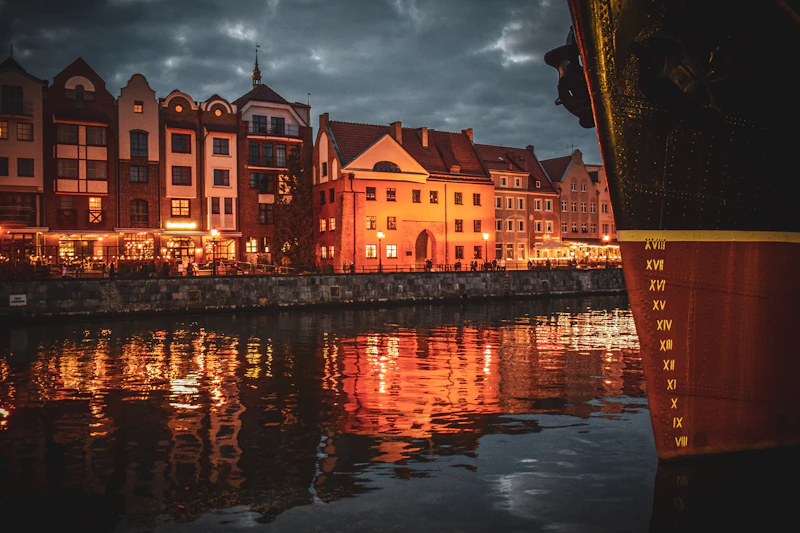 Fotografie: clădiri istorice de-a lungul apei, în Gdańsk