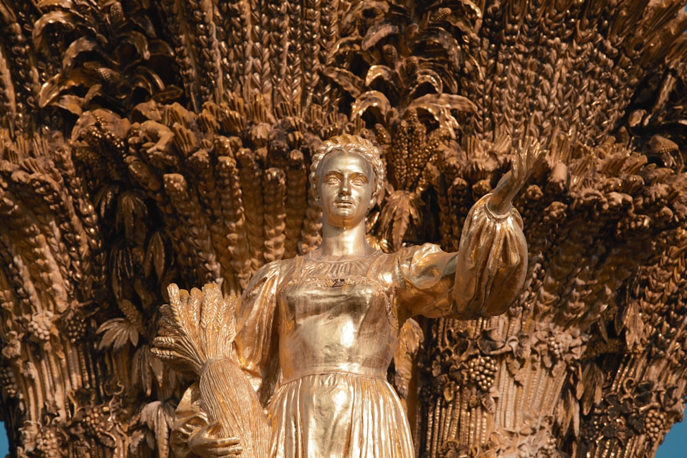une statue dorée d’une personne
