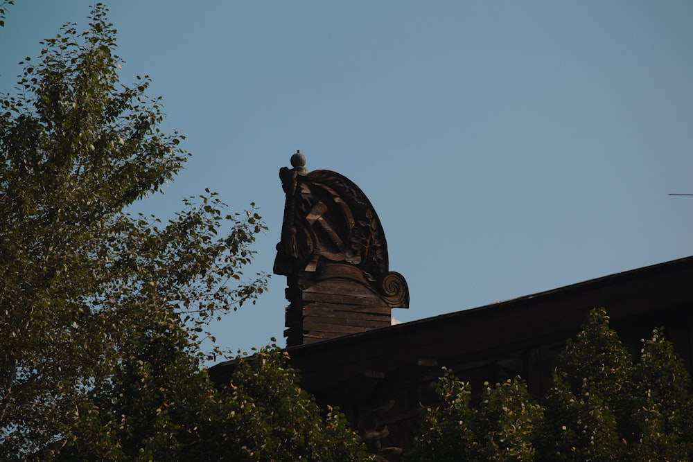 une statue d’une personne sur un toit