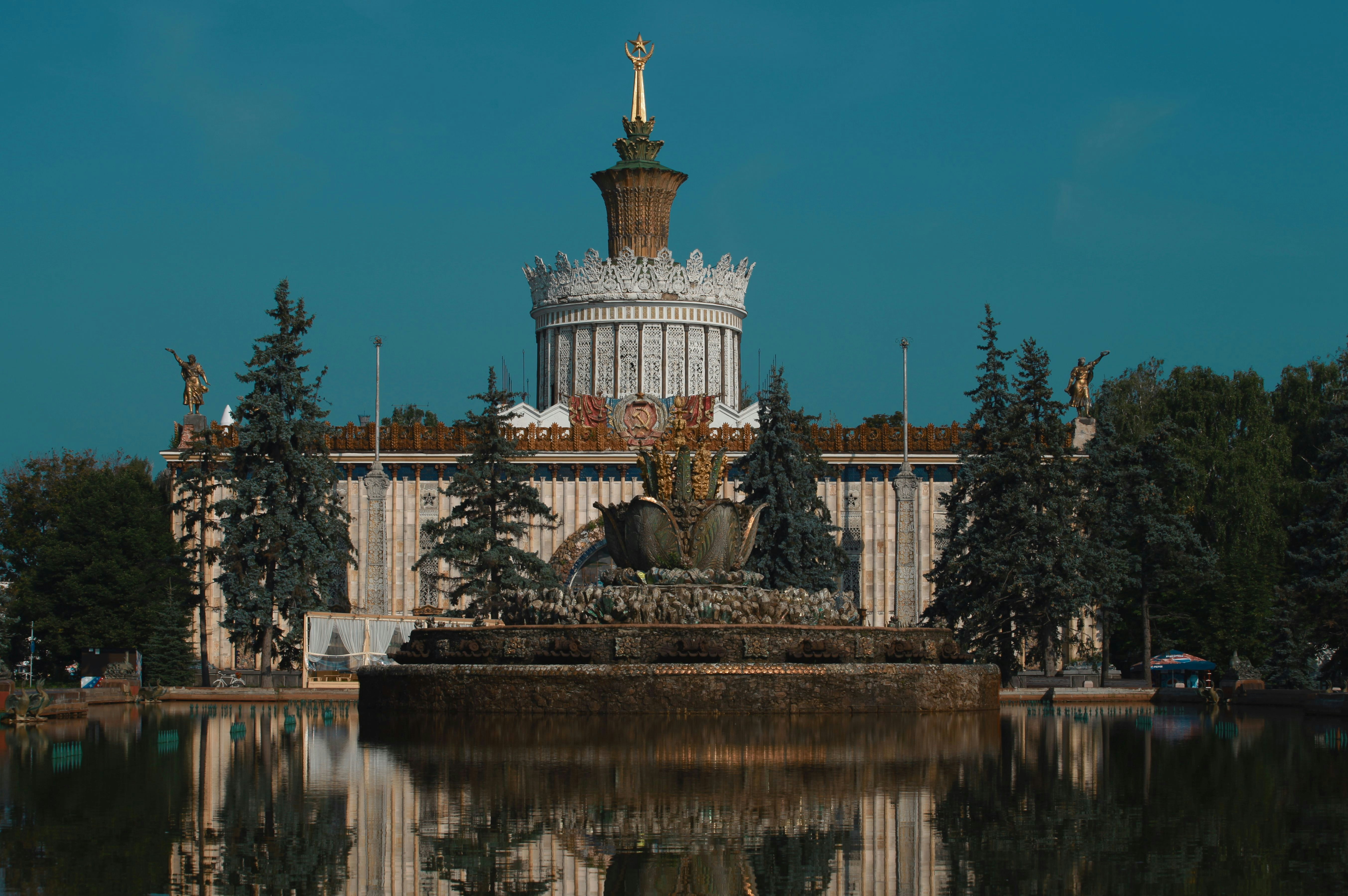Czocha Castle with a fountain in front of it
