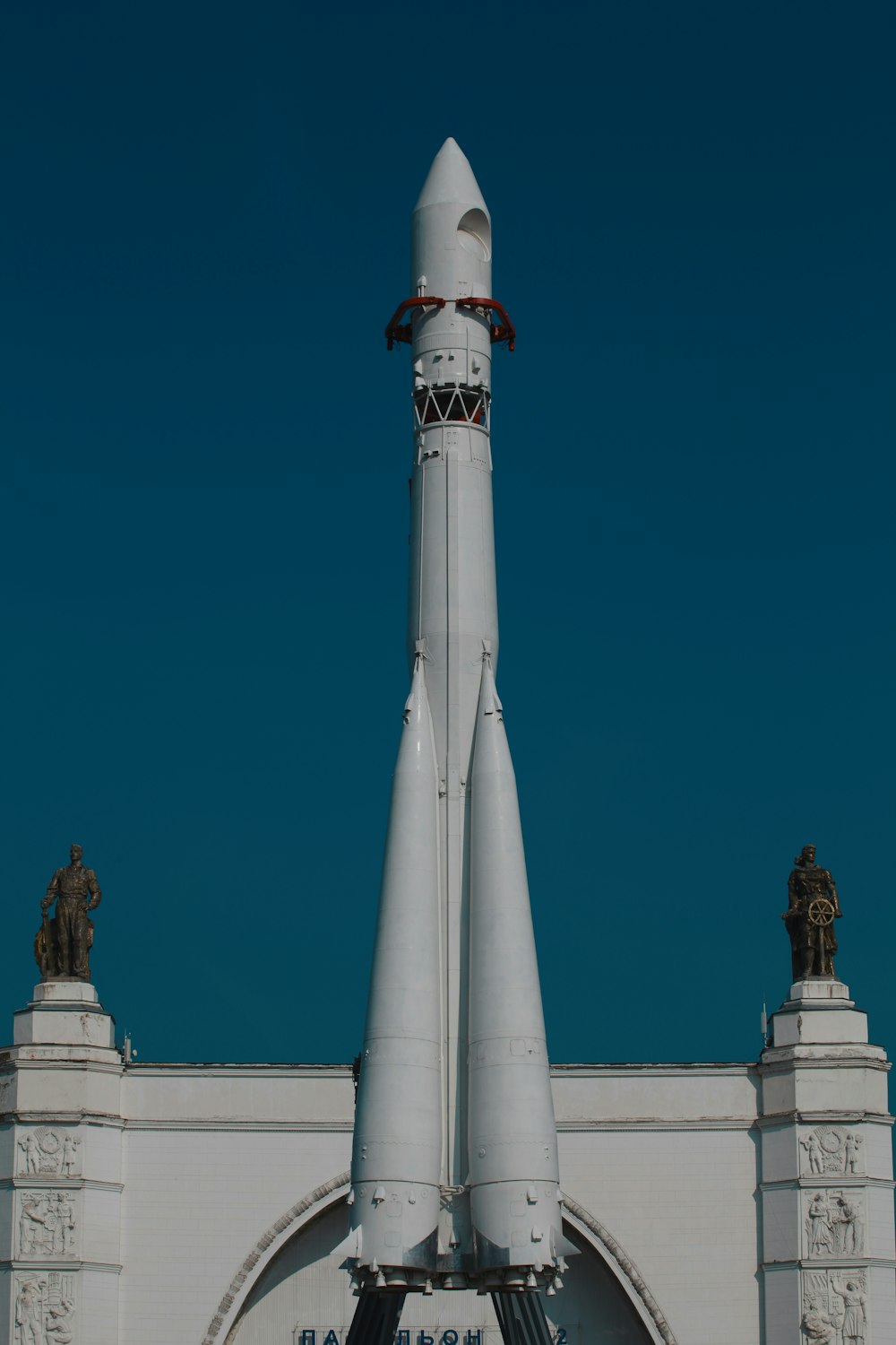 Un cohete en un edificio