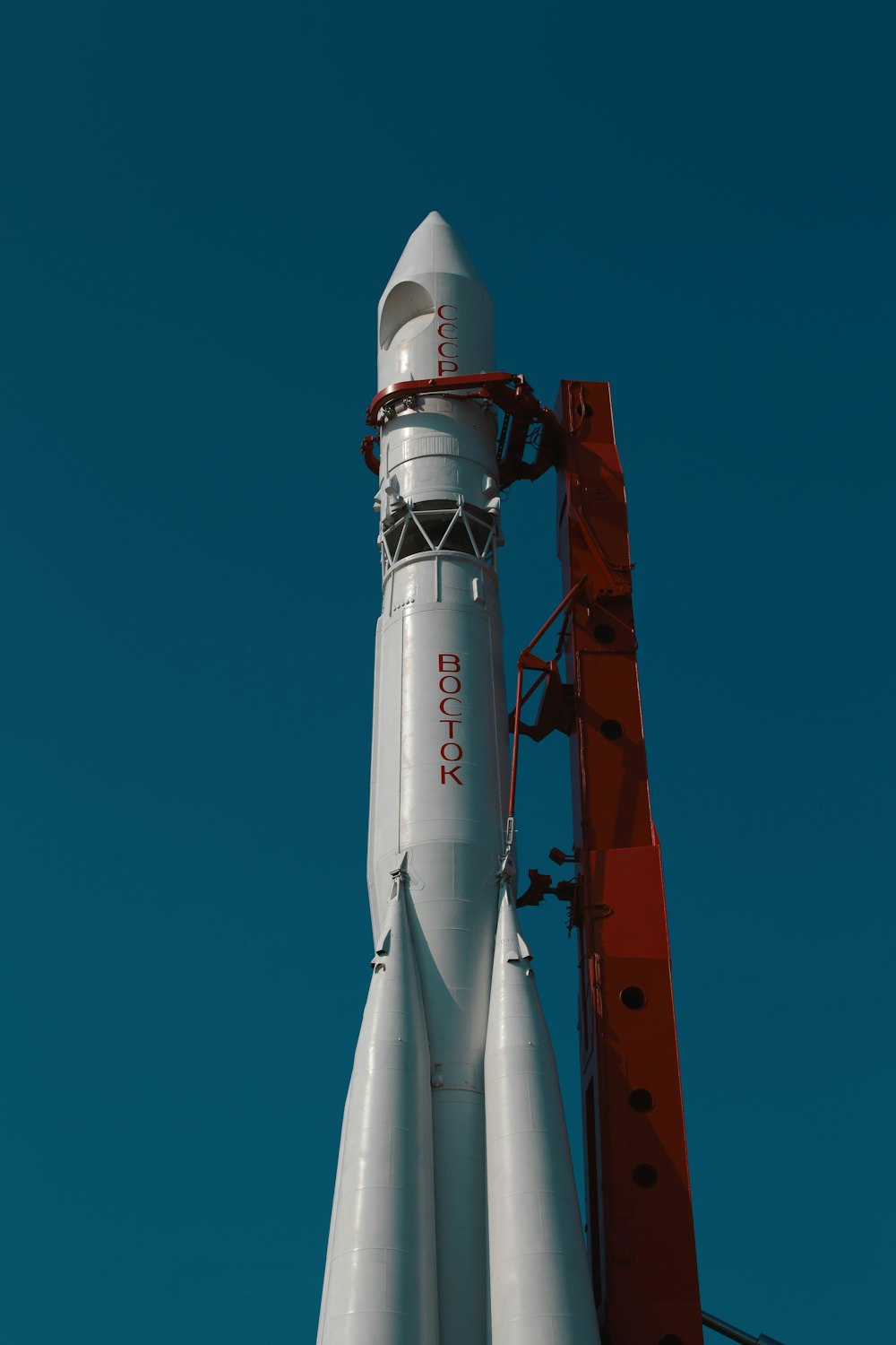Une fusée sur une rampe de lancement