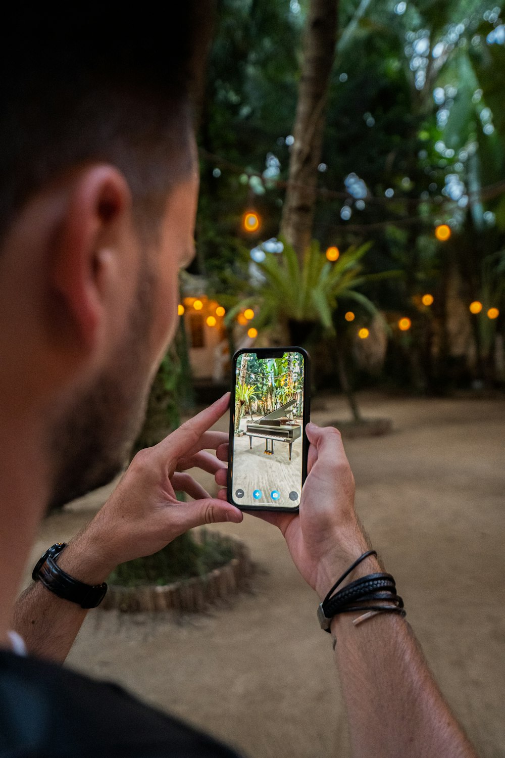 Un hombre sosteniendo un teléfono celular