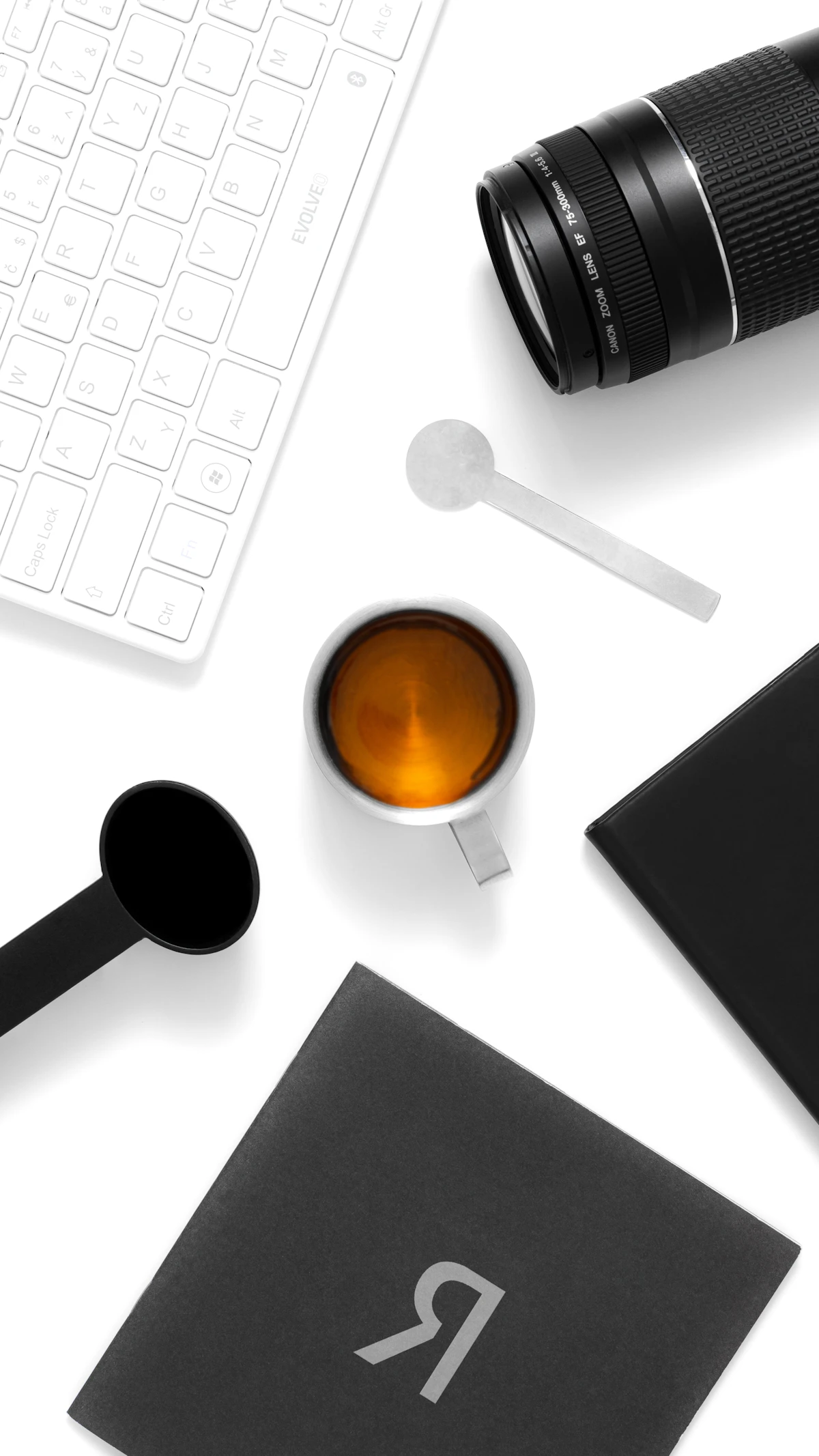 Smartphone und Kaffee auf einem Tisch als Symbol für Handy- und Pausenroutinen beim Rauchstopp
