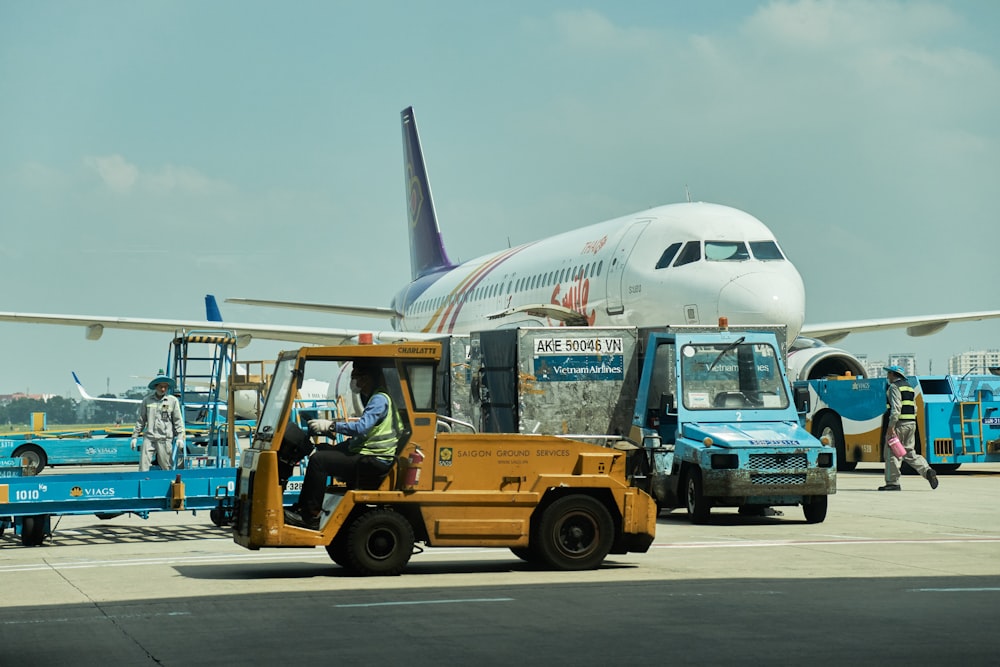 Un camion avec un avion sur le dessus