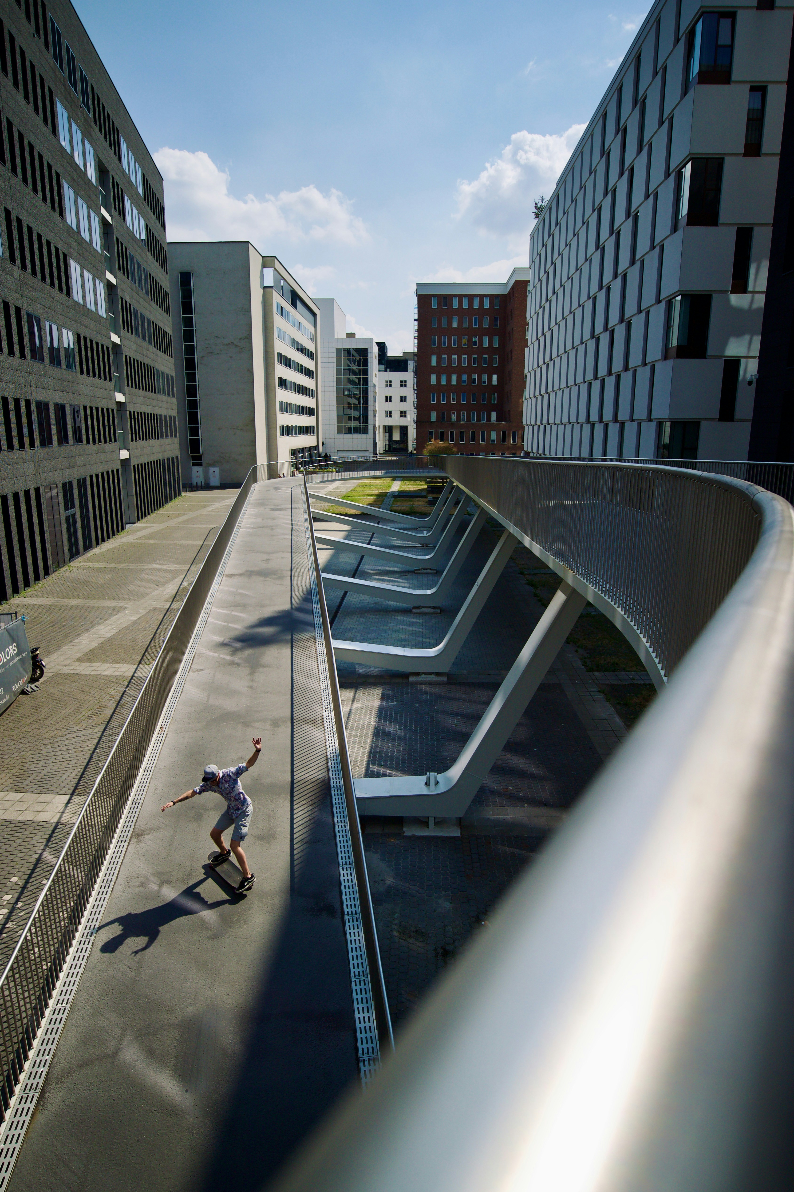 Eine Person, die auf einem Skateboard einen Bürgersteig entlang fährt