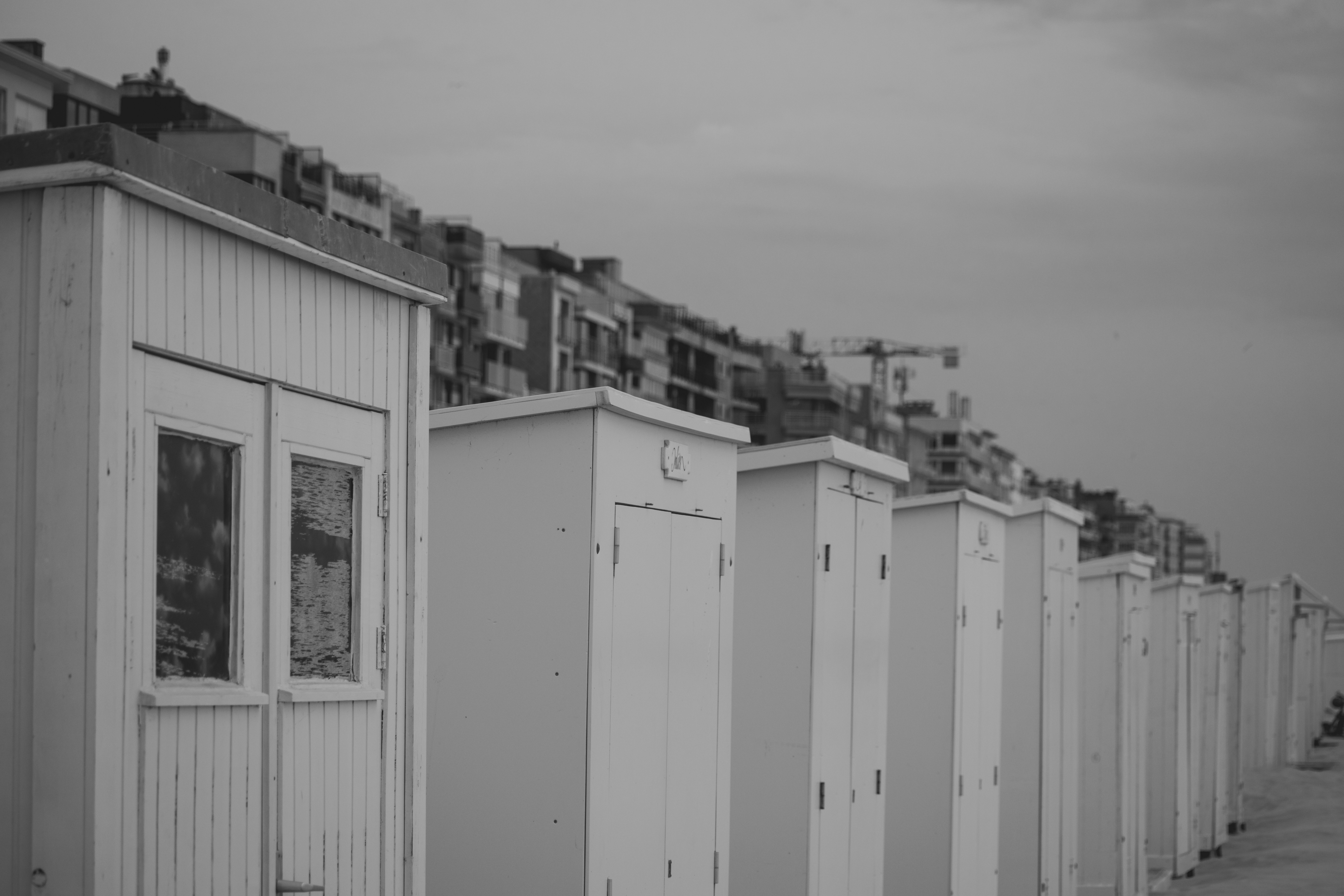 eine Reihe weißer Gebäude