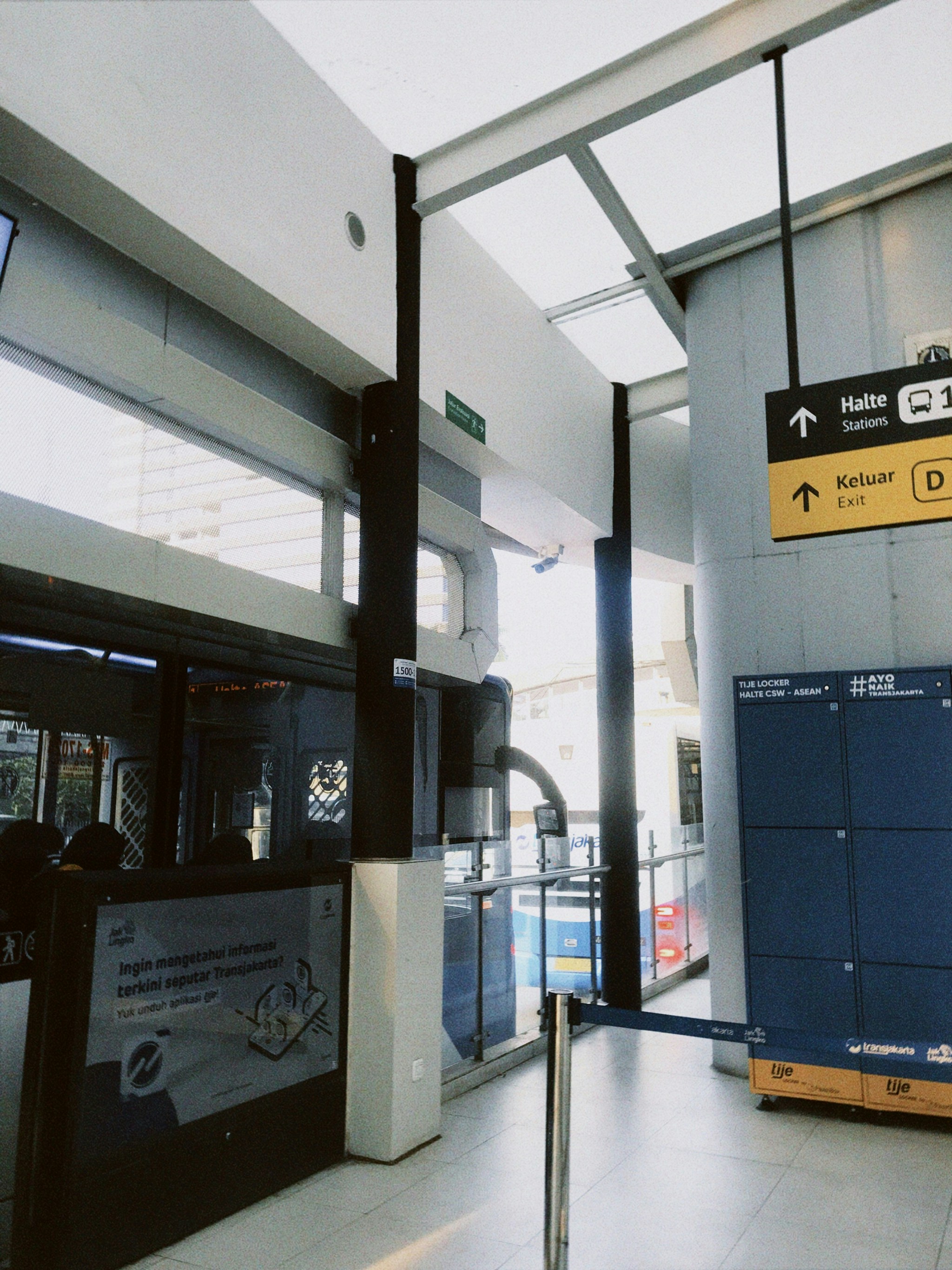 ein Schild in einem Gebäude