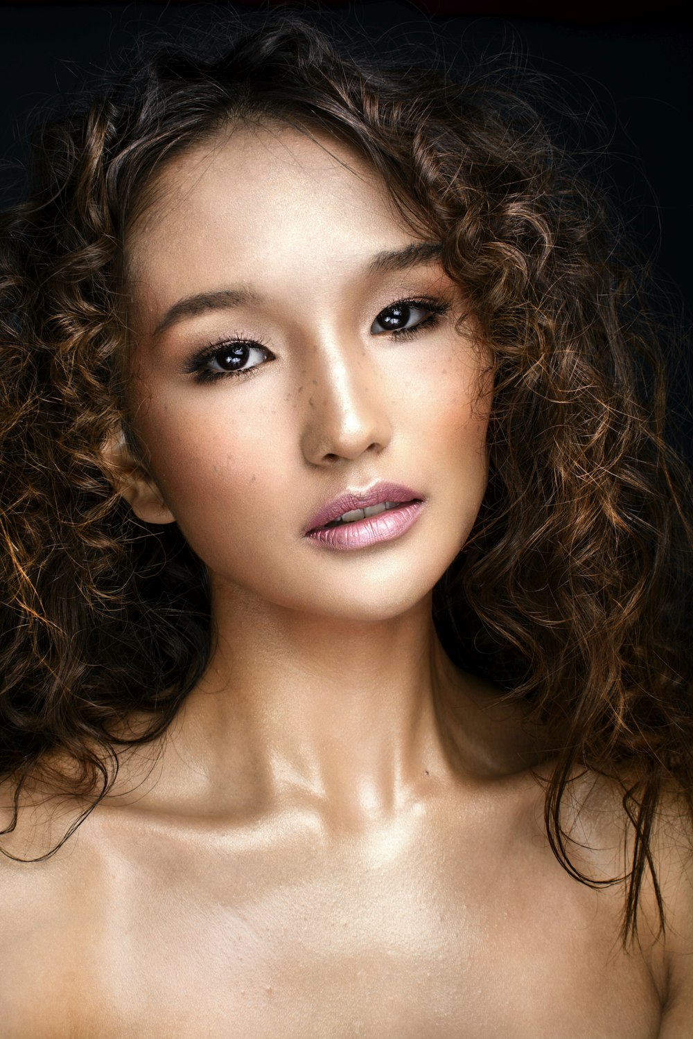 Una mujer con cabello oscuro