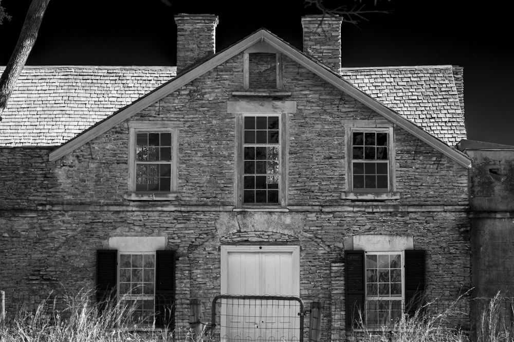 a brick building with windows