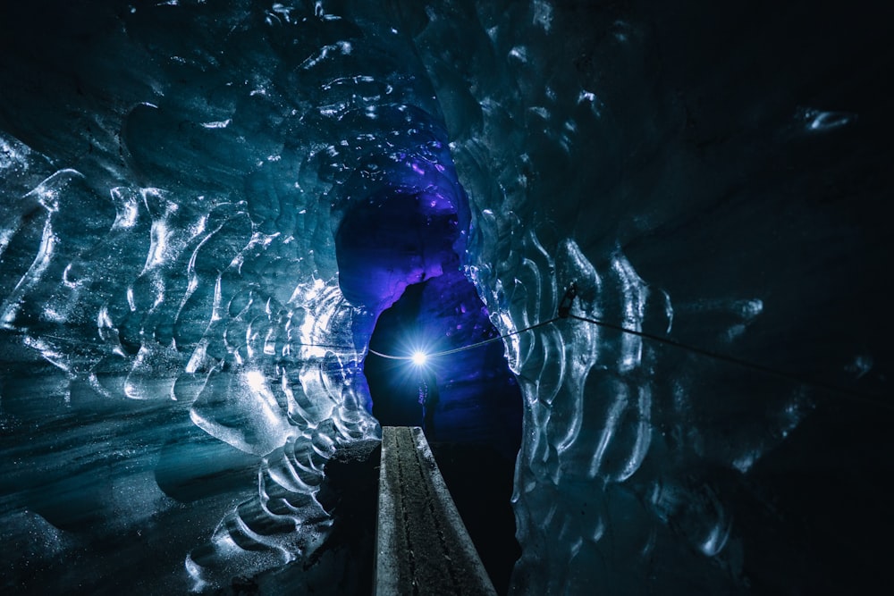 Eine Person in einer Höhle