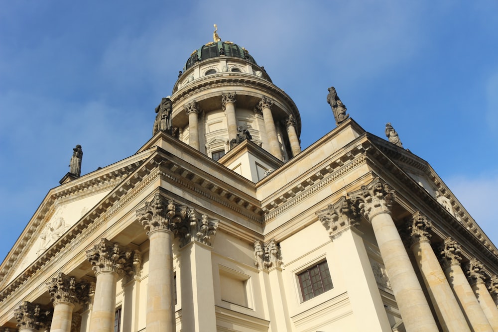 Un edificio con columnas y una cúpula