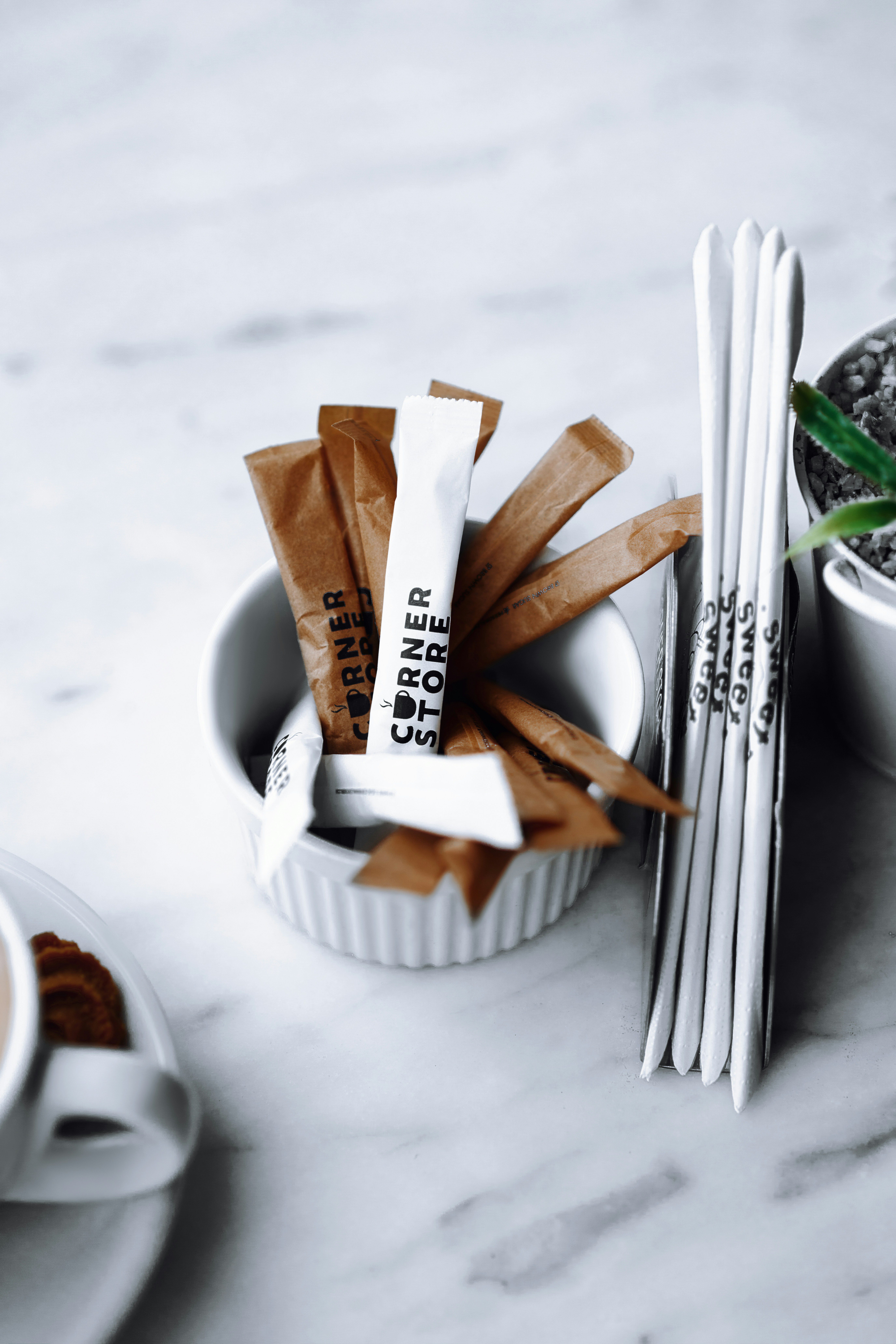 スプーンとナプキンが入ったカップ