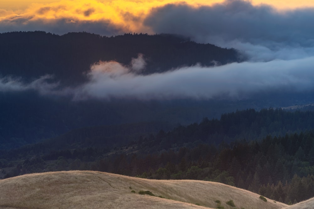 Eine Landschaft mit Wolken