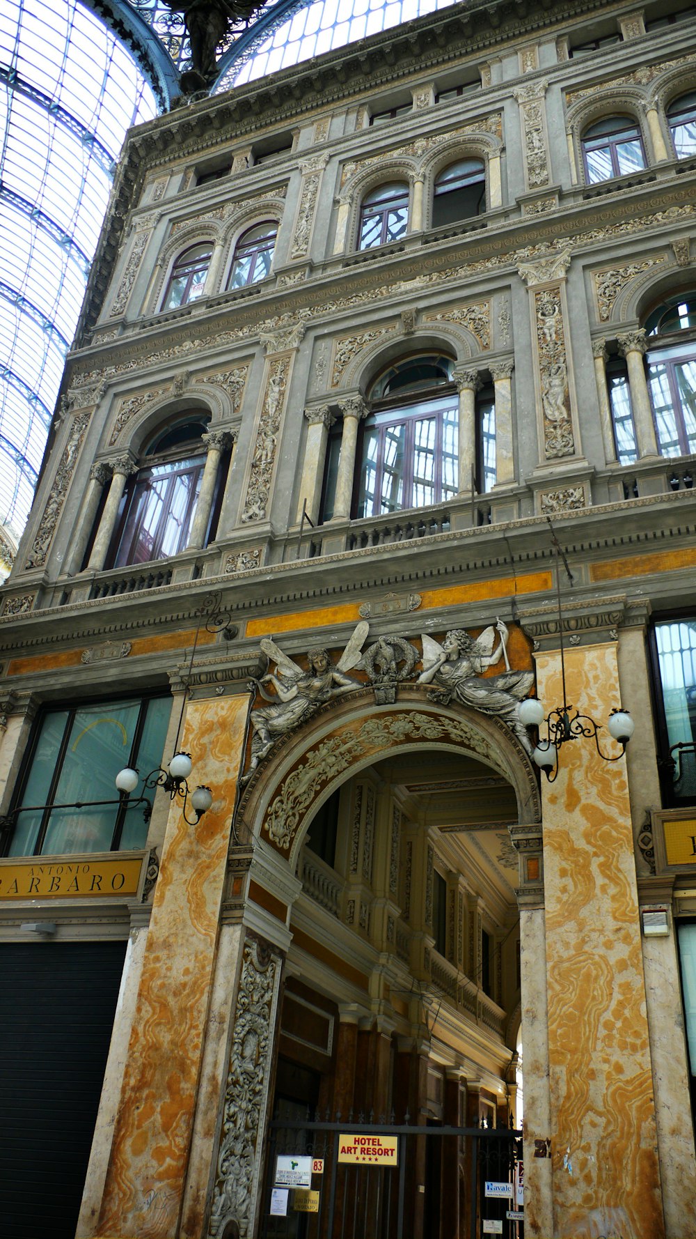 Un edificio con una gran puerta arqueada