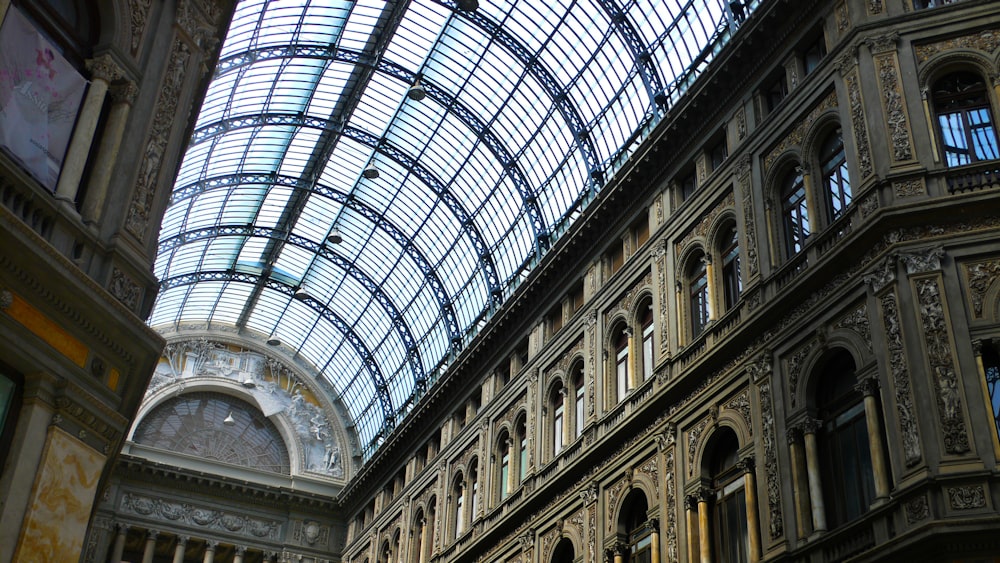 un grande edificio con soffitto di vetro