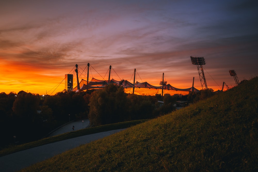 un semaforo davanti a un tramonto