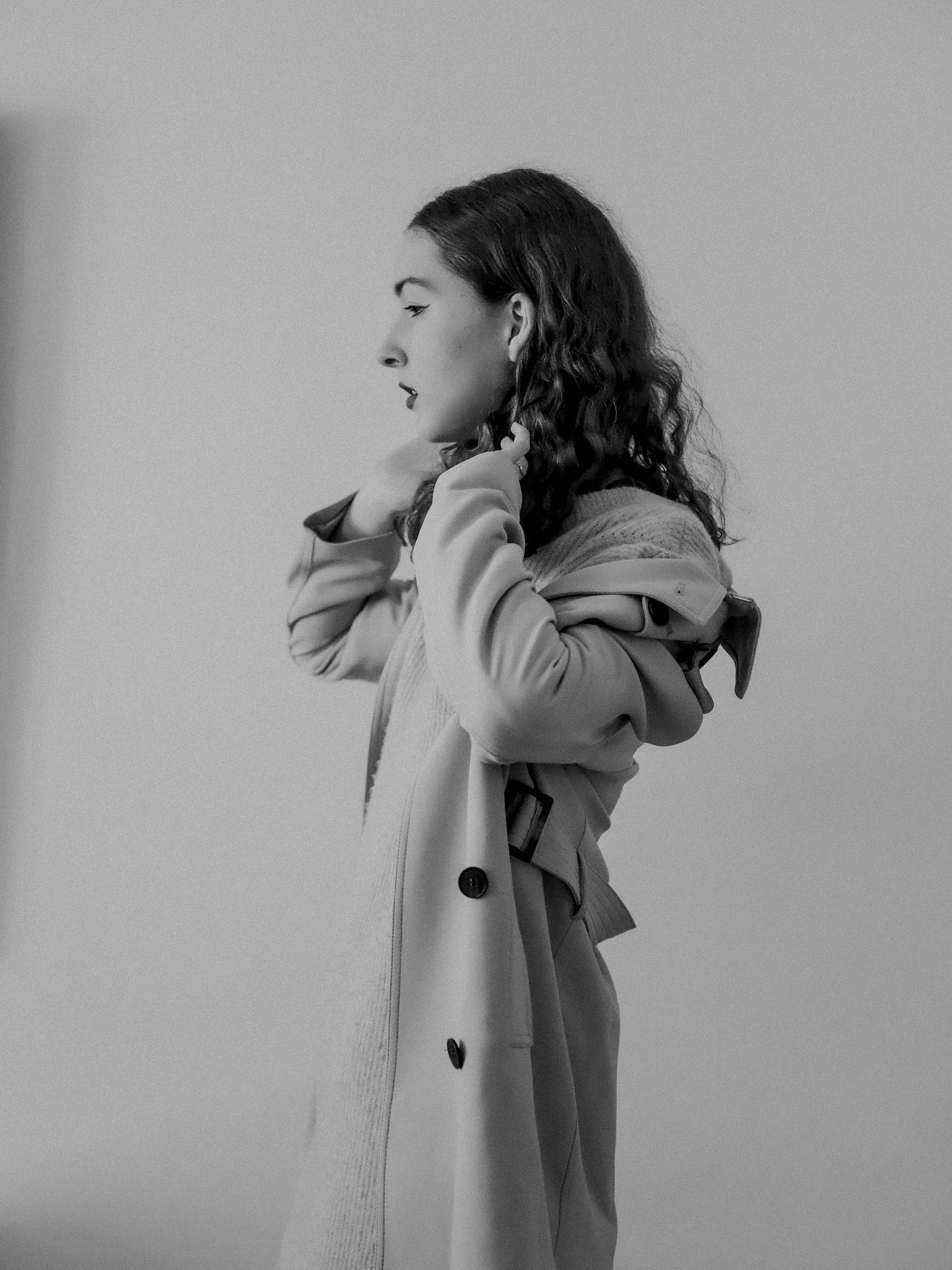 Uma pessoa falando em um telefone celular foto – Imagem grátis sobre  Retrato na Unsplash, image size:3000x4000