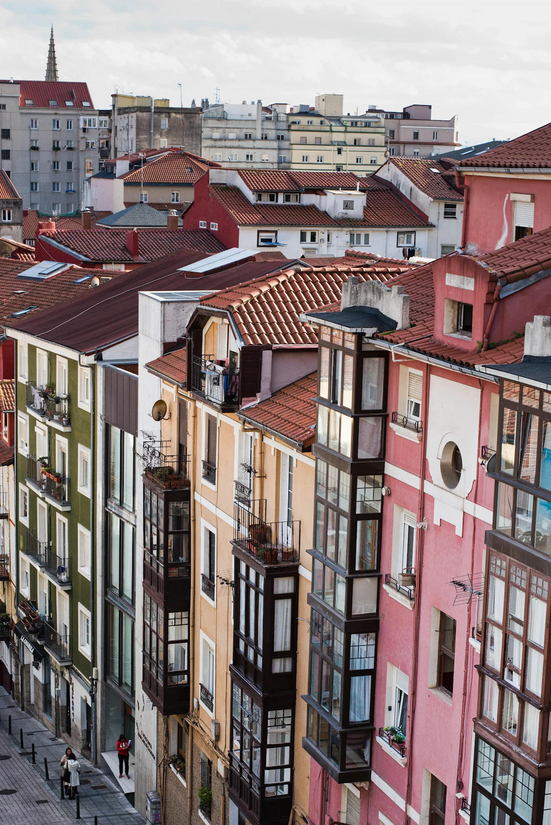 Casas antiguas con galerías acristaladas y tejados de teja en una calle del centro de Santander