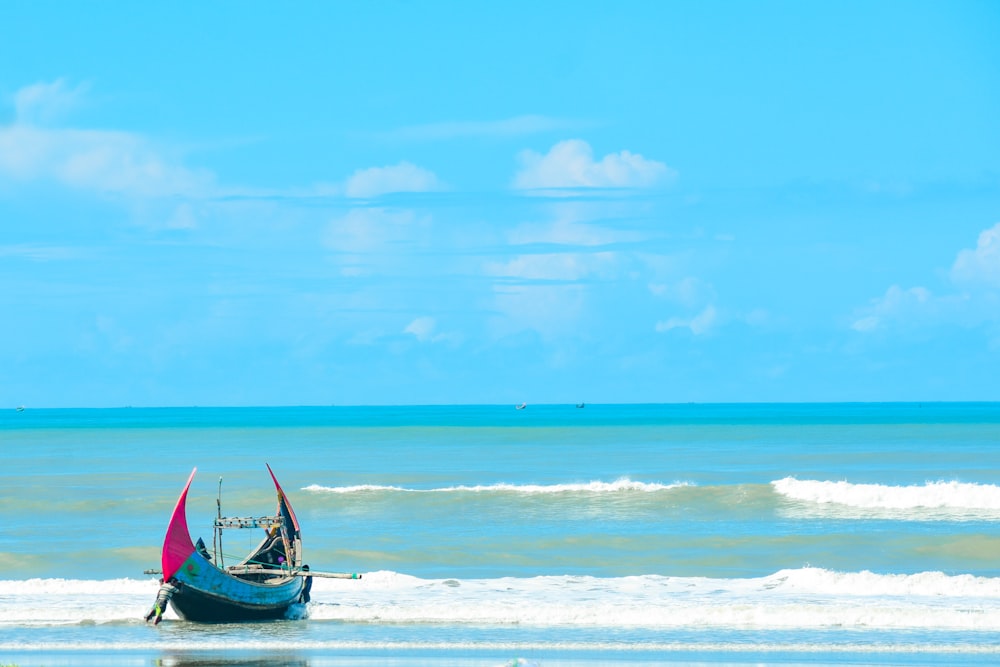 Ein Boot segelt im Meer