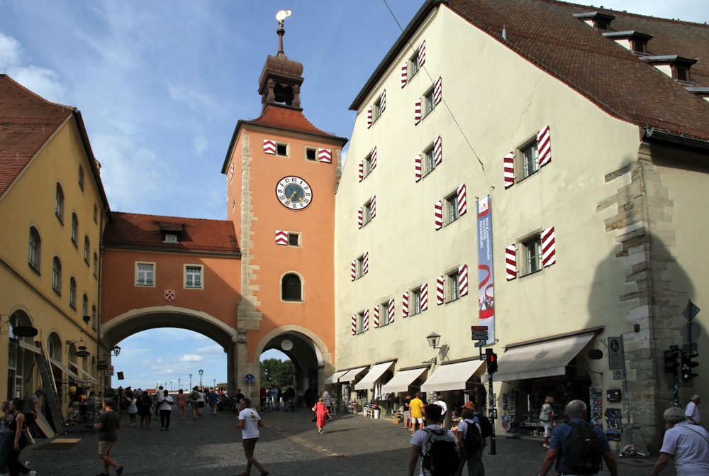 Un grand bâtiment avec une tour de l’horloge