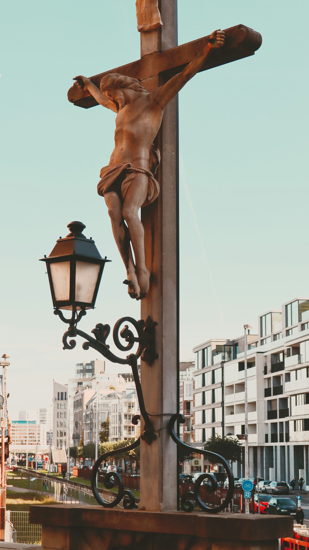 uma estátua de uma pessoa segurando uma arma